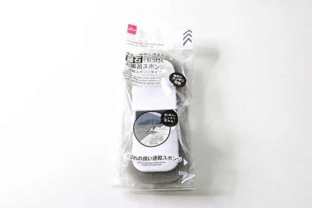 ダイソーの曲面も細部も洗える磁石で引っ付くお風呂スポンジ（速乾スポンジタイプ）のパッケージ