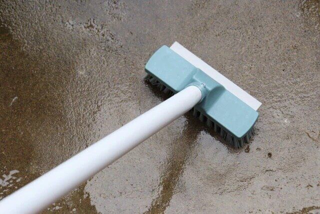 ダイソーのコスパ最強のワイパー付デッキブラシ