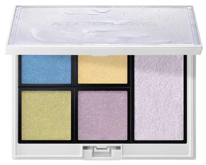 ザ アイシャドウ プリズム 限定8色（写真は左上から時計周りに106PR、103PR、104PR、105PR） 各￥2,530 ザ ブラッシュ ニュアンスサー 限定2色（写真は103N） 各￥3,300 ザ コンパクトケース II “ハーモニアス シナジー” ￥1,870（すべて4月11日より限定発売）