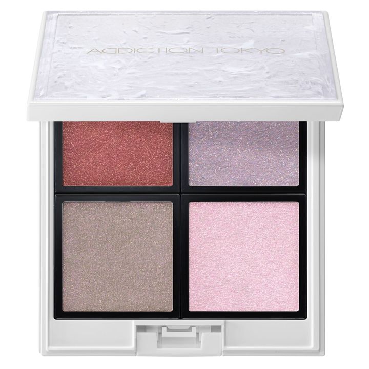 ザ アイシャドウ プリズム 限定8色（写真は左上から時計周りに108PR、104PR、102PR、107PR） 各￥2,530 ザ コンパクトケース I “ハーモニアス シナジー” ￥1,320（すべて4月11日より限定発売）