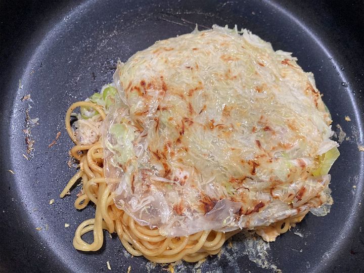 焼きそばの上にお好み焼きをのせる