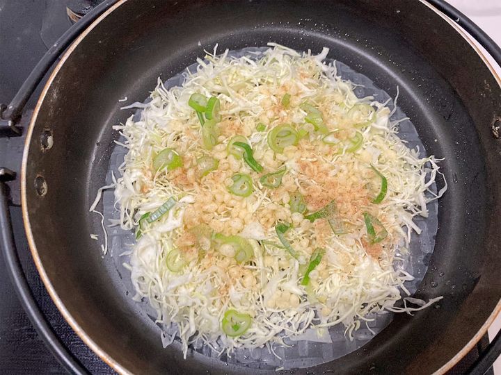 鰹粉と天かすをのせる