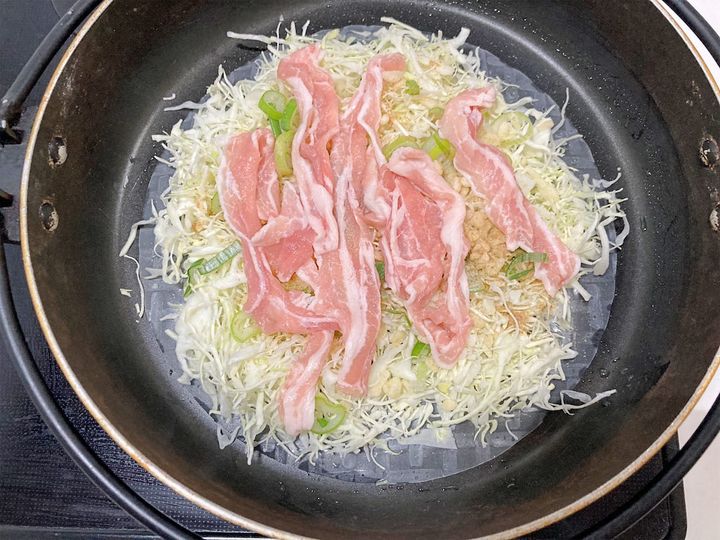 豚バラをのせる