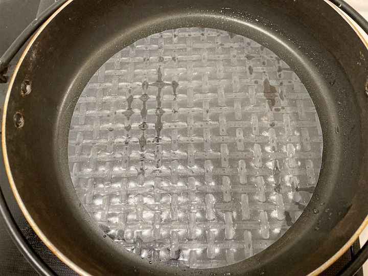 ライスペーパーをフライパンにのせる