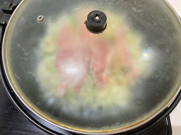 フタをして蒸し焼きにする