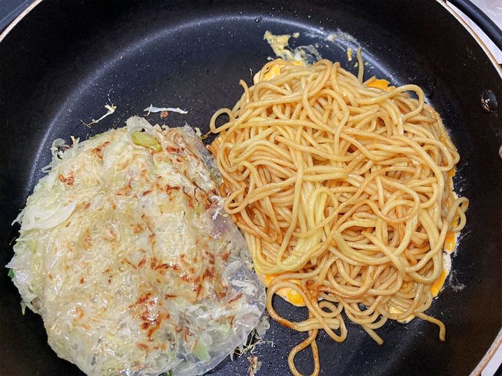 目玉焼きの上に焼きそばをのせる