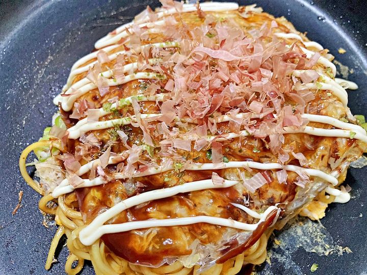 ソースやかつお節をかけたお好み焼き