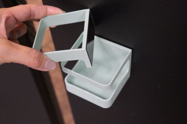 ダイソーの傘たて（マグネットタイプ、グリーン）4