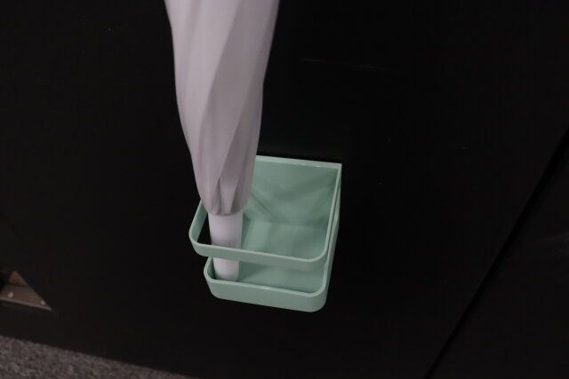 ダイソーの傘たて（マグネットタイプ、グリーン）6