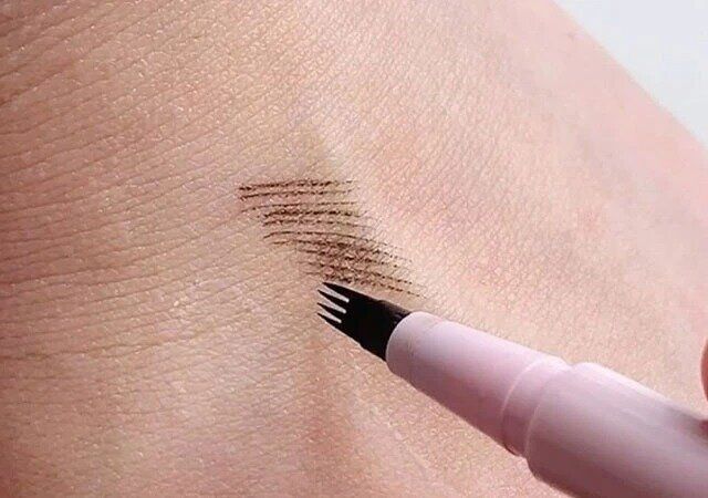 ダイソーのKM 4ブラッシュリキッドライナー 2