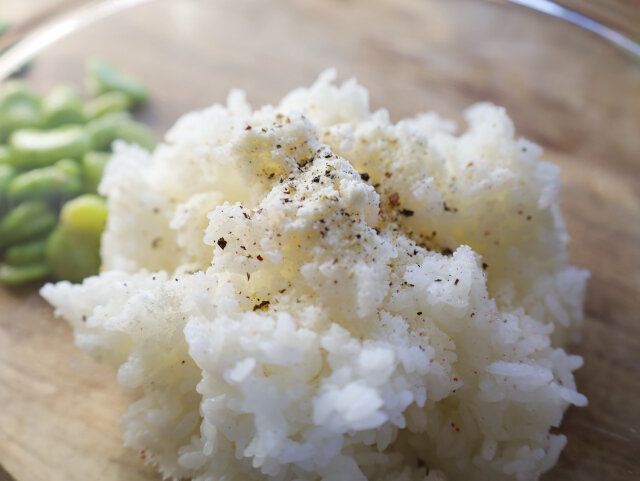 温かいごはんに粉チーズと塩ふたつまみ程度と黒こしょうを入れ、混ぜる。