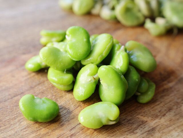 解凍した冷凍そら豆は、薄皮を剥く。