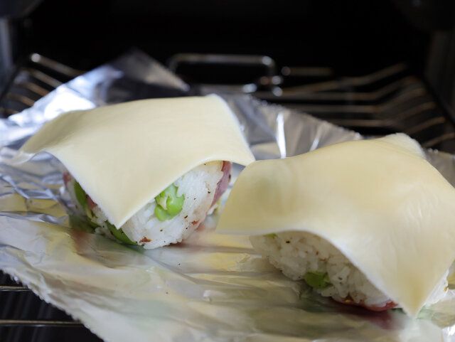 基本のそら豆と生ハムのおにぎりの上にスライスチーズを乗せる。