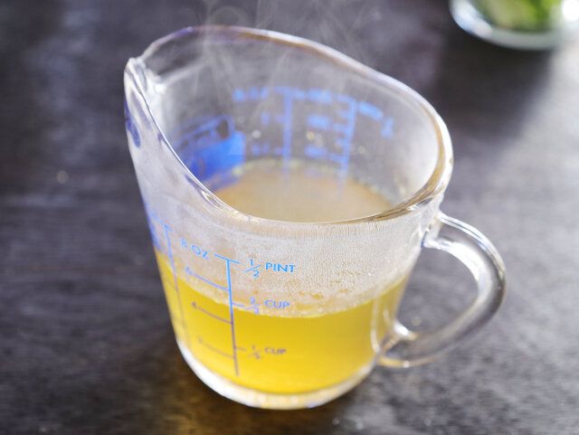 耐熱容器に、顆粒コンソメとお湯を入れて混ぜる。