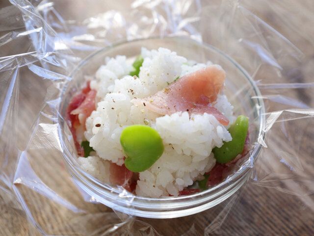 ご飯に小さくちぎった生ハムとそら豆を混ぜる。