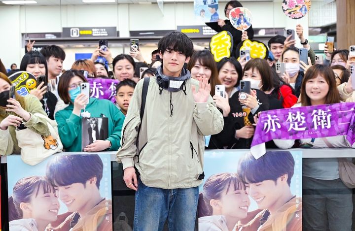 赤楚衛二、興行収入25億円突破の大ヒットを携えて台湾訪問！ 現地ファン熱狂の舞台挨拶