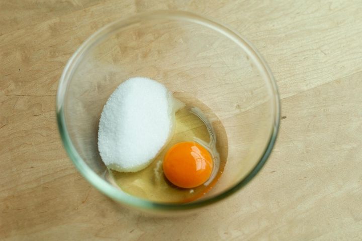 卵と砂糖を撹拌する