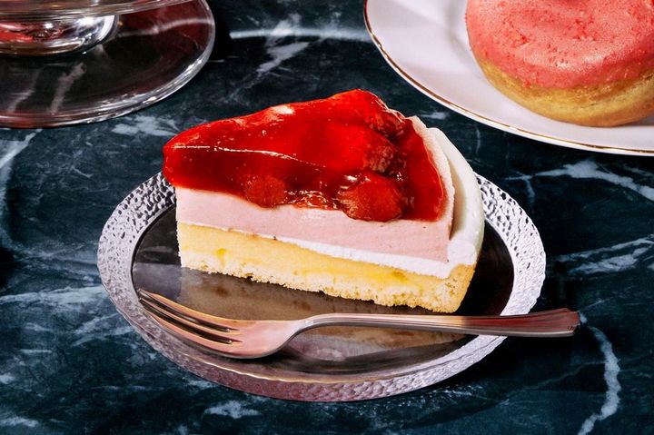 『ストロベリータルト』＜お持ち帰りの場合＞ 560円 ＜店内ご利用の場合＞ 570円