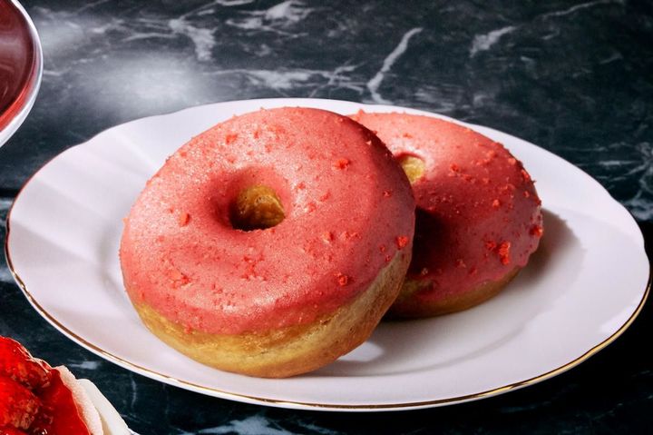 『ストロベリードーナツ』＜お持ち帰りの場合＞ 304円 ＜店内ご利用の場合＞ 310円