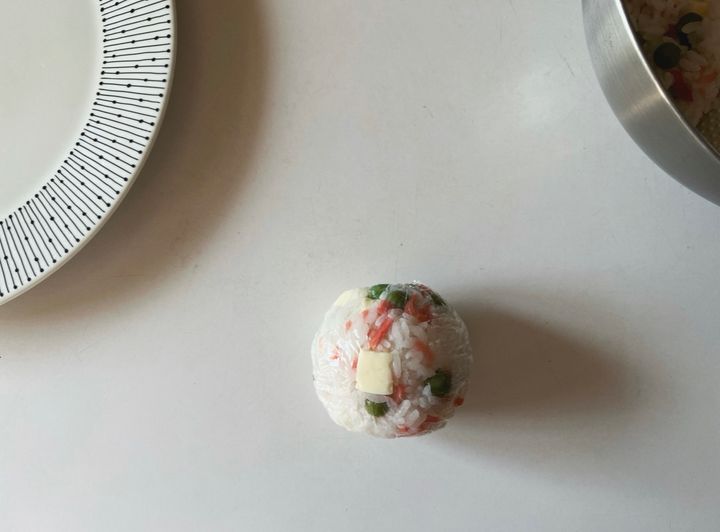 お花見に作っていくべき！グリンピースと紅生姜のチーズパリおにぎり【渡辺友美子のパリおにぎりのレシピ vol.11 〜レシピで旅するヨーロッパ〜】