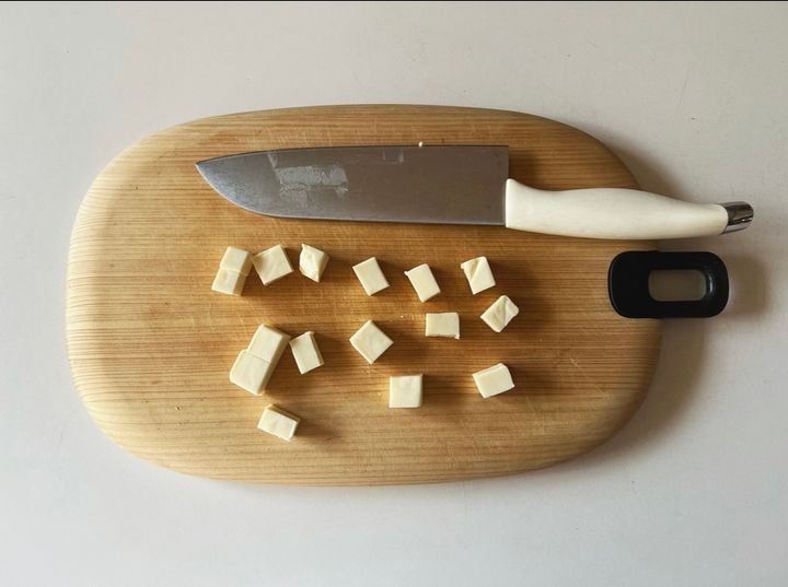 お花見に作っていくべき！グリンピースと紅生姜のチーズパリおにぎり【渡辺友美子のパリおにぎりのレシピ vol.11 〜レシピで旅するヨーロッパ〜】