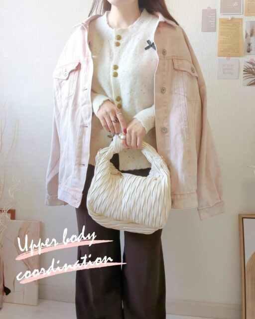 ピンクのリュカツラギBIGGジャンとカーディガンのコーデ