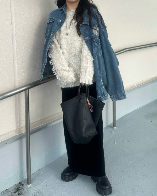 デニムダメージGジャンとニットのコーデ