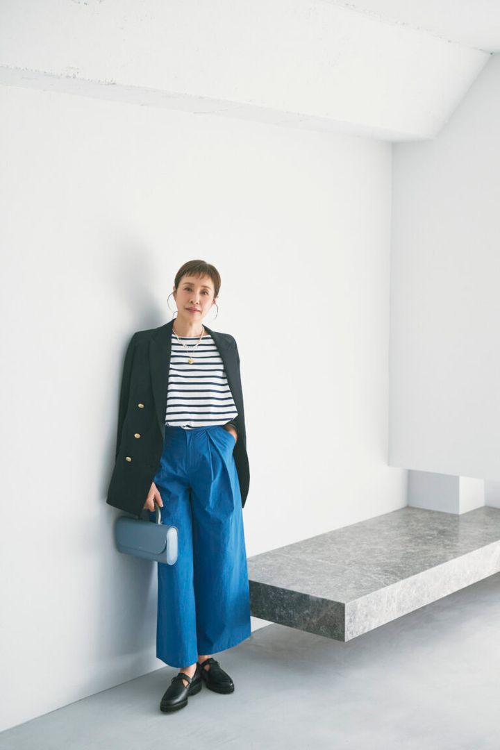 パンツ27,500／ハリス（金万）、ジャケット¥55,000／エストネーション、ボーダーカットソー¥19,800／ルミノア（ゲストリスト）、パールネックレス¥16,500、ゴールドネックレス¥11,000／ともにチビジュエルズ（チビジュエルズ・ジャパン）、バッグ¥86,900／サルチェ（フラッパーズ）、靴¥27,500／ヒミコ