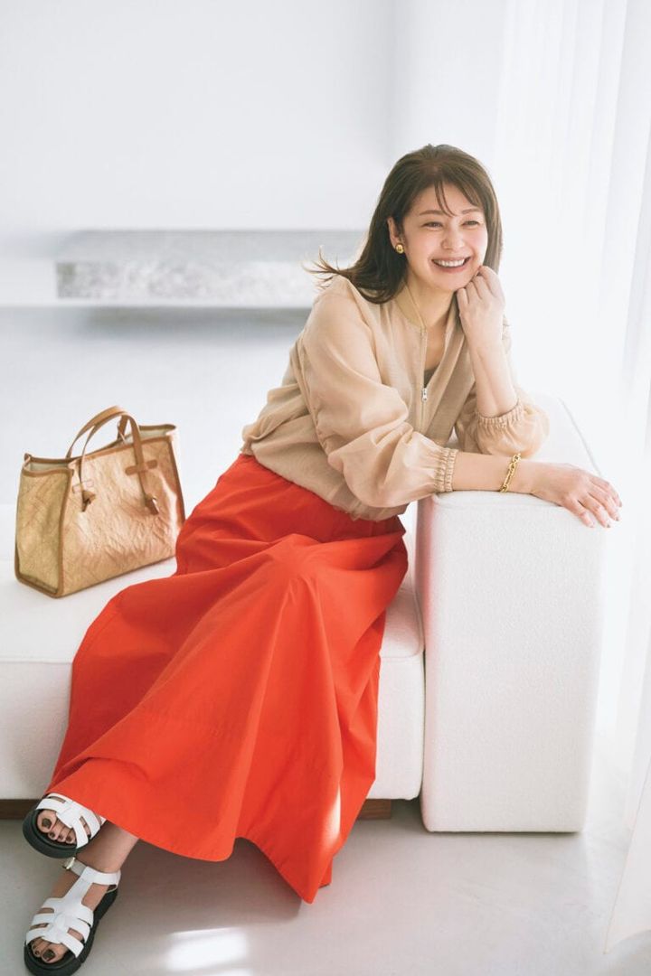 スカート¥18,000／バナナ・リパブリック、ブルゾン（3月下旬発売予定）¥2,990、中に着たタンクトップ¥1,290／ともにジーユー、ピアス¥5,250／アビステ、 ブレスレット¥19,800／アドラル（ズットホリック）、バッグ¥64,900／ジャンニ キアリーニ（ジャンニ キアリーニ 銀座店）、靴¥12,100／アルテミス by ダイアナ（アルテミス by ダイアナ アーバンドック ららぽーと豊洲店）