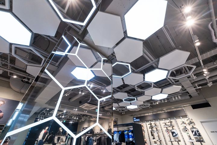 旗艦店「アディダスブランドセンター渋谷」がリニューアルオープン！大人気スニーカーの限定モデルが先行発売