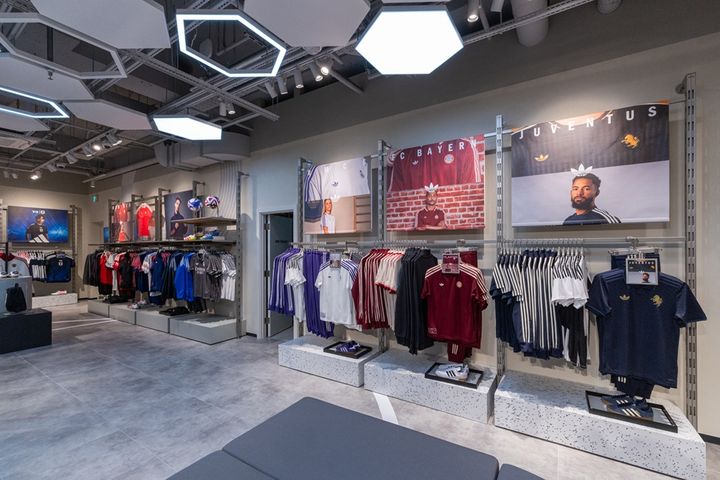 旗艦店「アディダスブランドセンター渋谷」がリニューアルオープン！大人気スニーカーの限定モデルが先行発売