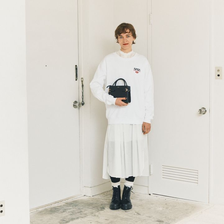 2025年春のスウェットコーデ8選。野暮ったく見せない大人の着こなしを集めました