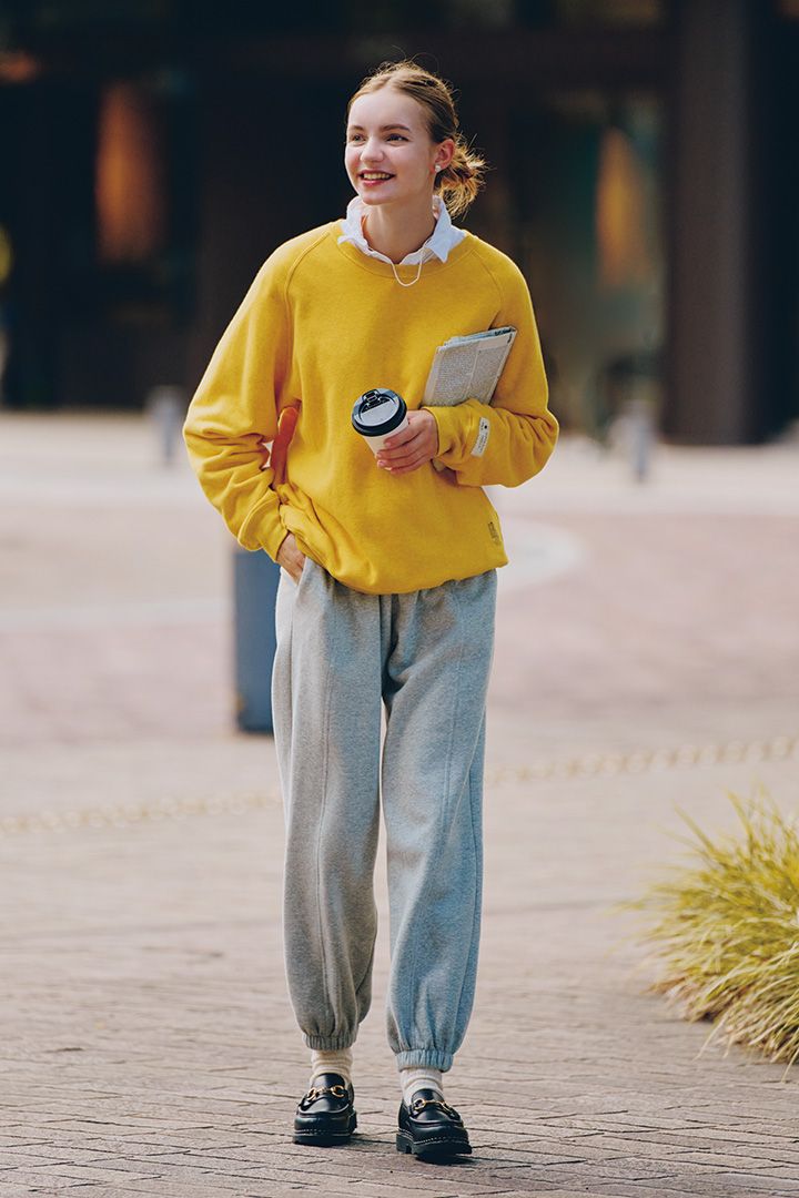 2025年春のスウェットコーデ8選。野暮ったく見せない大人の着こなしを集めました