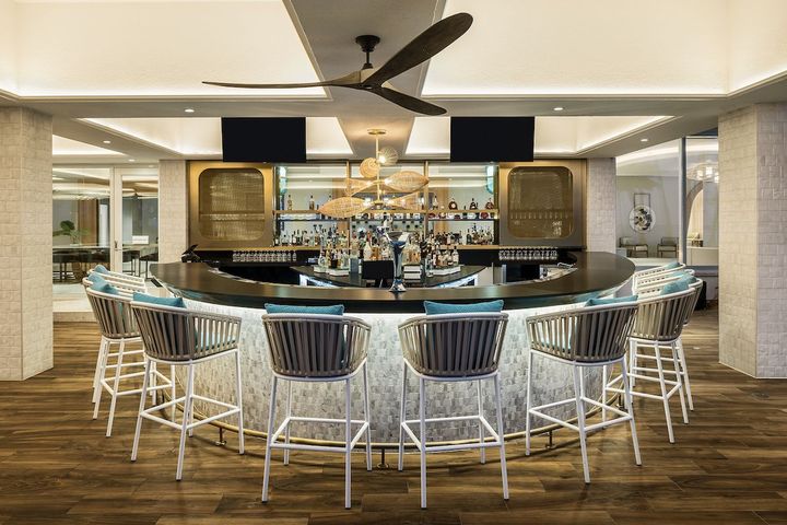 プールに隣接したインフィニティバー