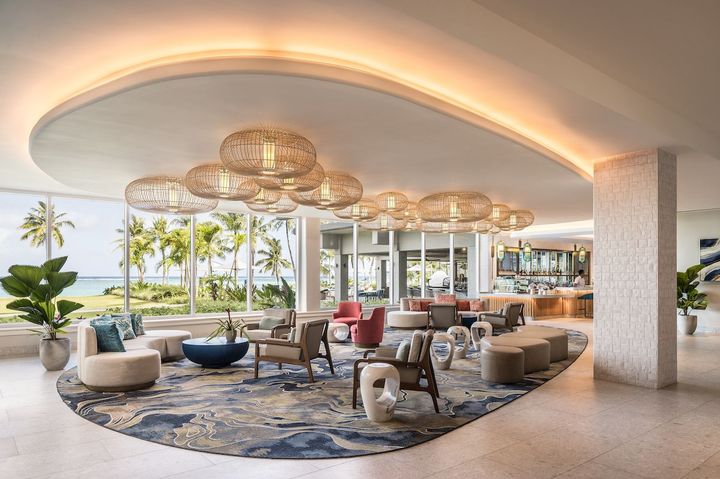 モダンなインテリアが光る広々としたロビー。