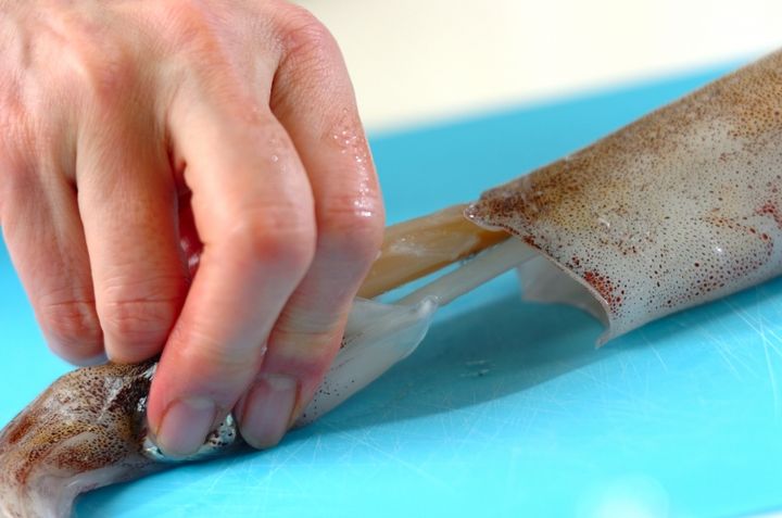 イカとセロリのバター炒めの下準備1