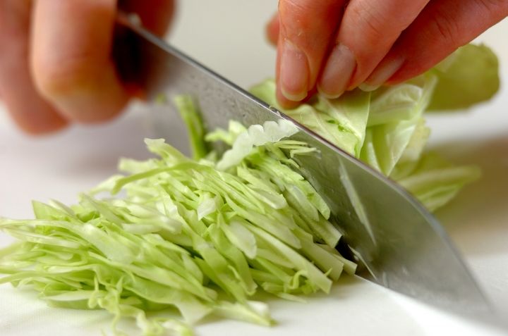 卵とキャベツのみそ汁の下準備1