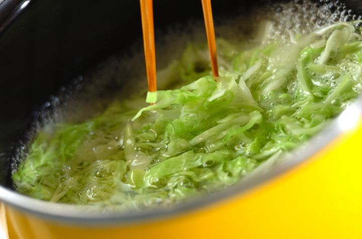 卵とキャベツのみそ汁の作り方1