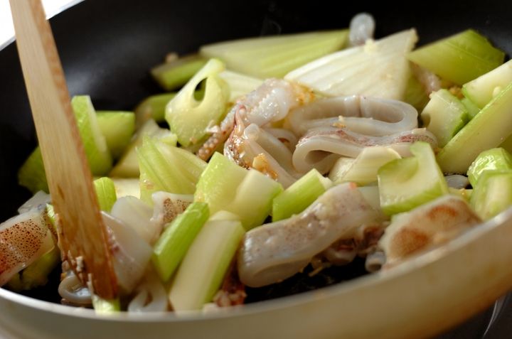 イカとセロリのバター炒めの作り方1