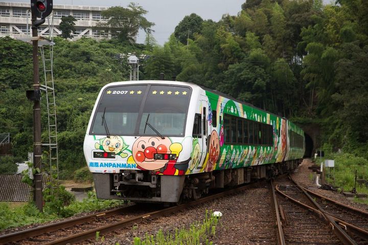 JR四国の南風「アンパンマン列車」