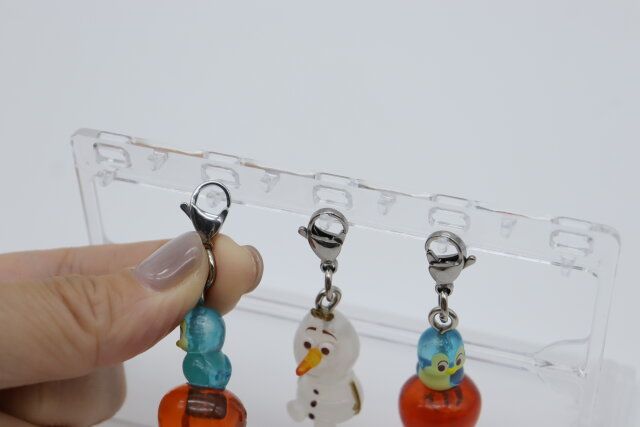 ダイソーのフック付きミニチャームディスプレイケース