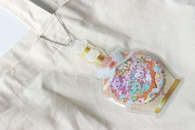 缶バッジカバー香水瓶柄 使用例