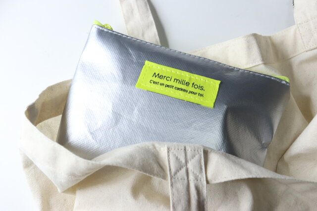 シルバー舟型ポーチM 織ネーム付 バッグに収納