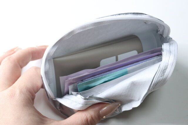 シルバーシェル型ポーチ 織ネーム付 使用例