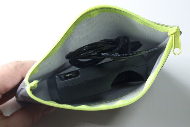 シルバー舟型ポーチM 織ネーム付 使用例