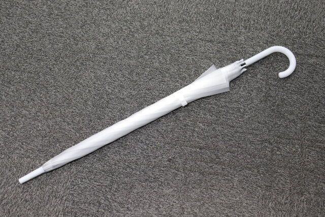 ダイソーの肩が濡れにくい傘を畳んだ状態