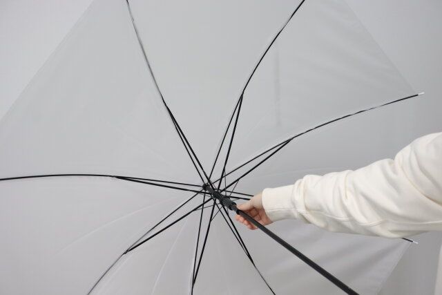 ダイソーの肩が濡れにくい傘は手動で開閉する