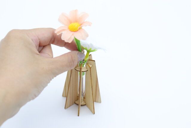 スタンダードプロダクツの木製プチカビンに花を生ける