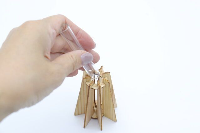 スタンダードプロダクツの木製プチカビンにガラス筒をセット