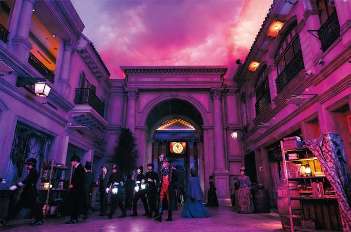 映画のように作り込まれた空間に参加者が入り込み、一流の演者が紡ぎ出す物語を間近で体感する